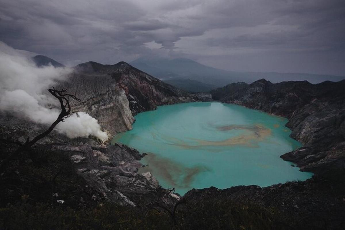 pemandangan dari udara tasik di sisi gunung