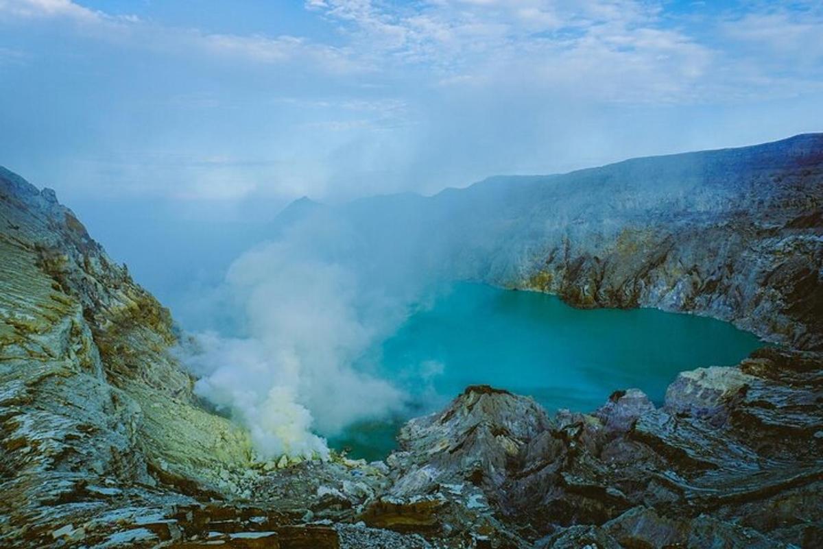 pemandangan tasik di tengah-tengah gunung