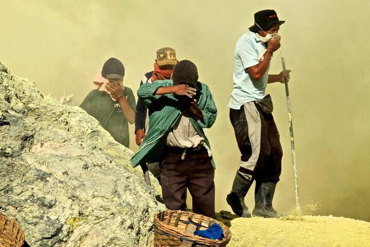 một nhóm người đang đứng trên đỉnh núi
