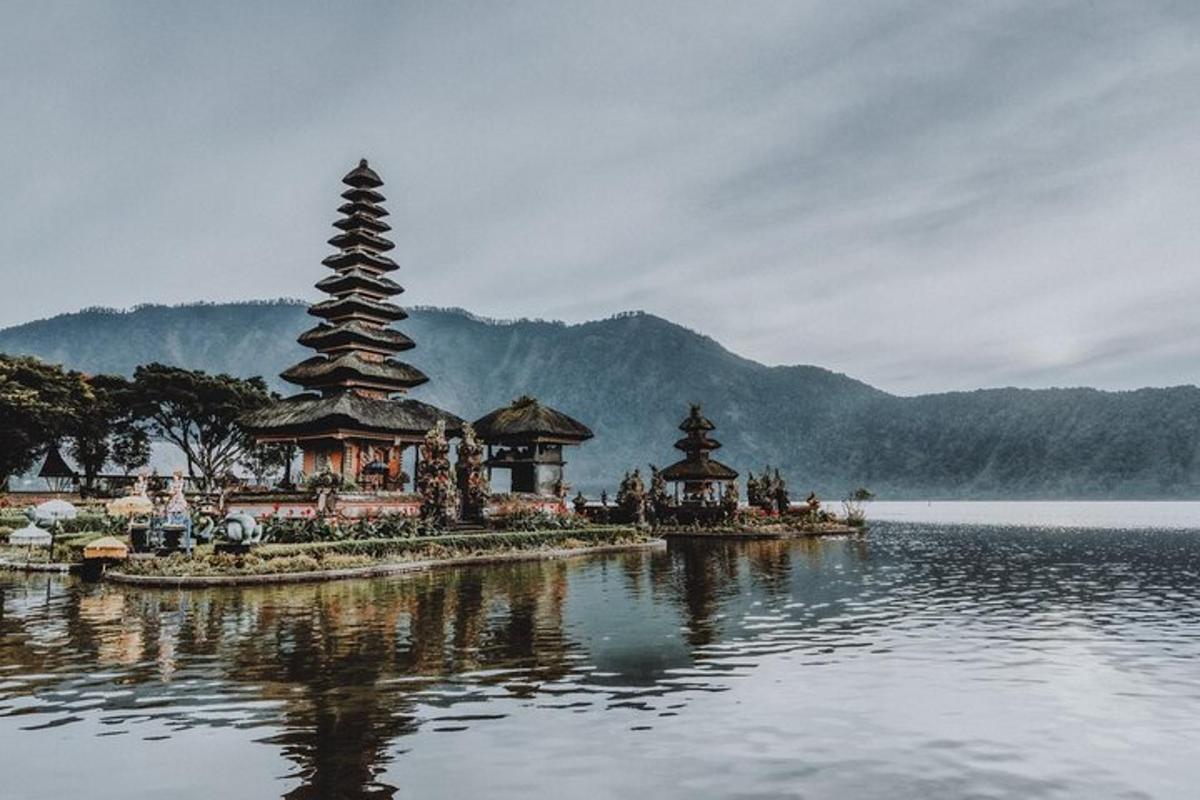 một nhóm chùa trên một hòn đảo trong nước