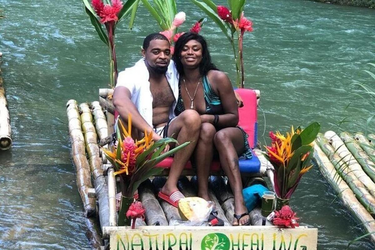 un uomo e una donna seduti su una zattera in acqua