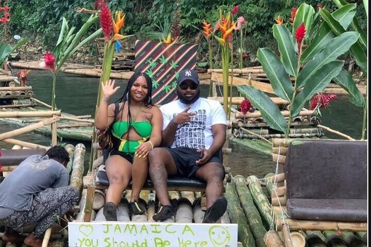 un uomo e una donna seduti su una zattera