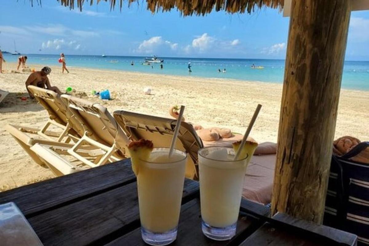 dva drinky sedící na stole na pláži