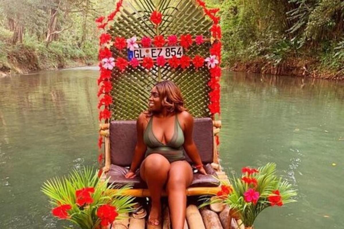 una donna seduta su una sedia in acqua