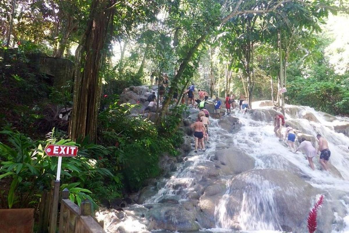 um grupo de pessoas em pé na água de uma cachoeira