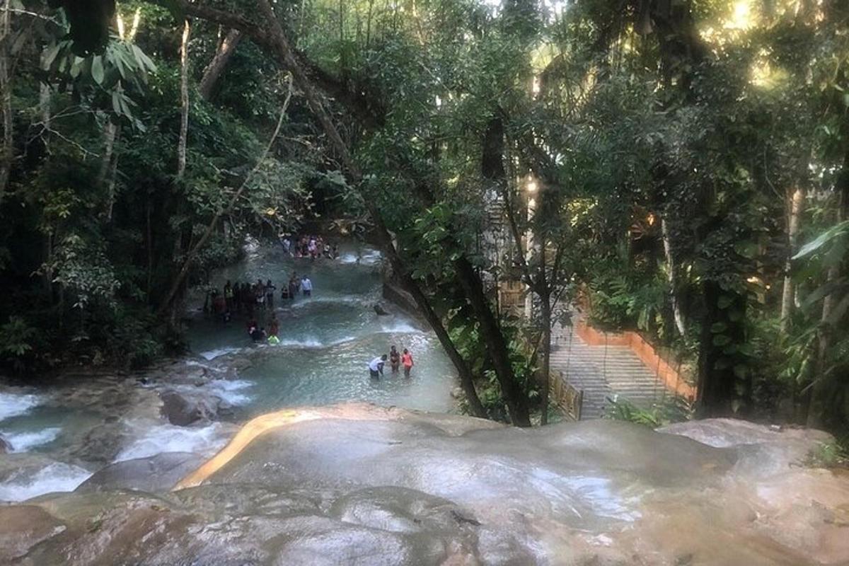 um grupo de pessoas na água de um rio
