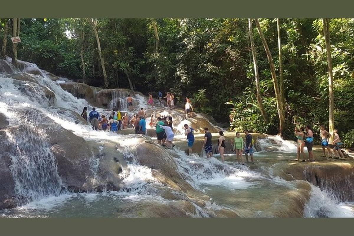 um grupo de pessoas em pé na água de uma cachoeira