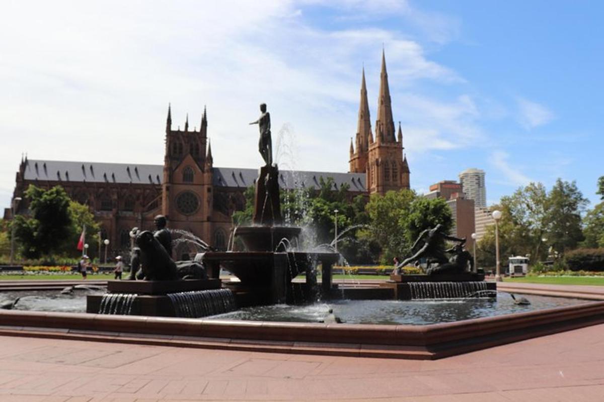 une fontaine avec une statue devant un bâtiment