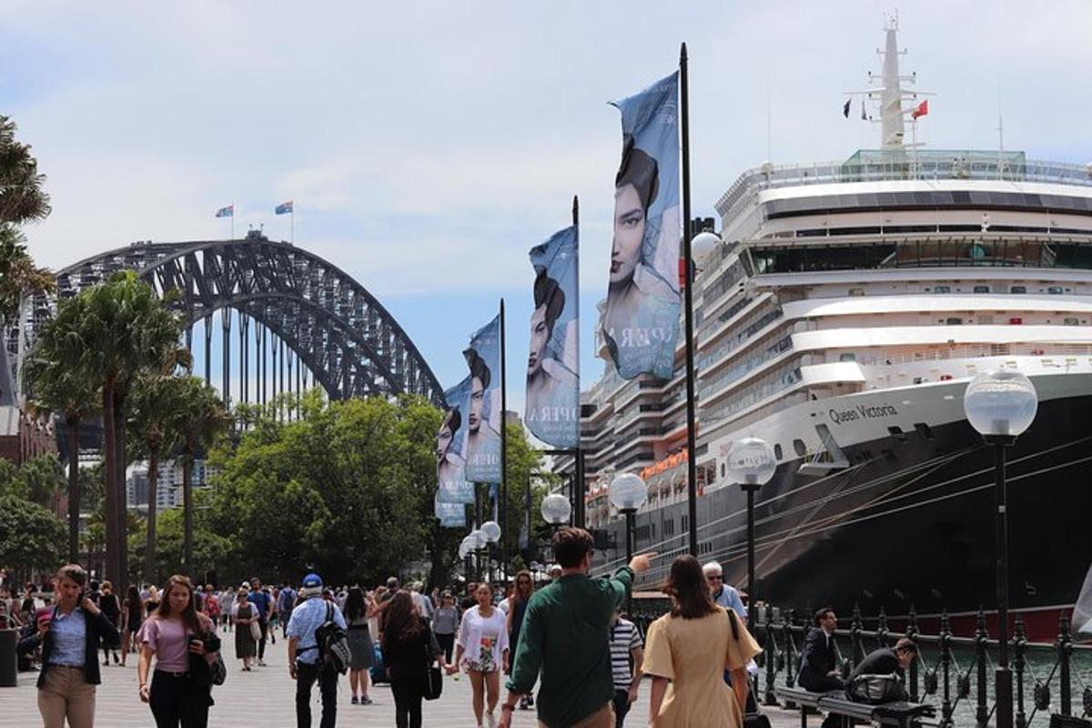 un bateau de croisière est amarré à côté d'une foule de personnes