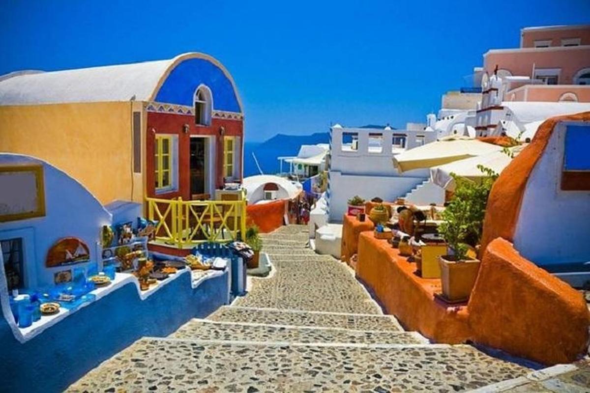 μια ομάδα κτιρίων με μπλε και άσπρο χρώμα