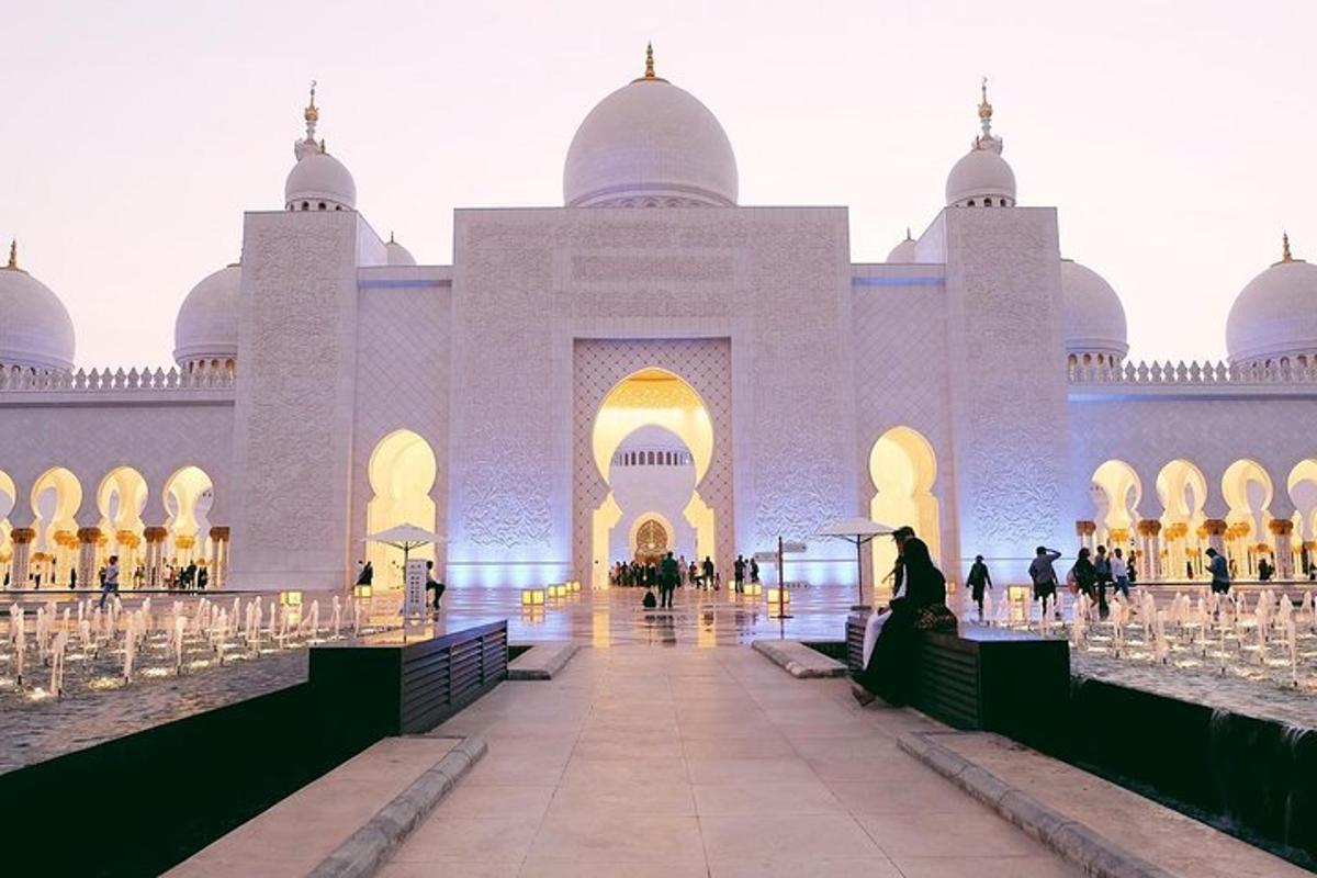 مسجد يمشي الناس أمامه