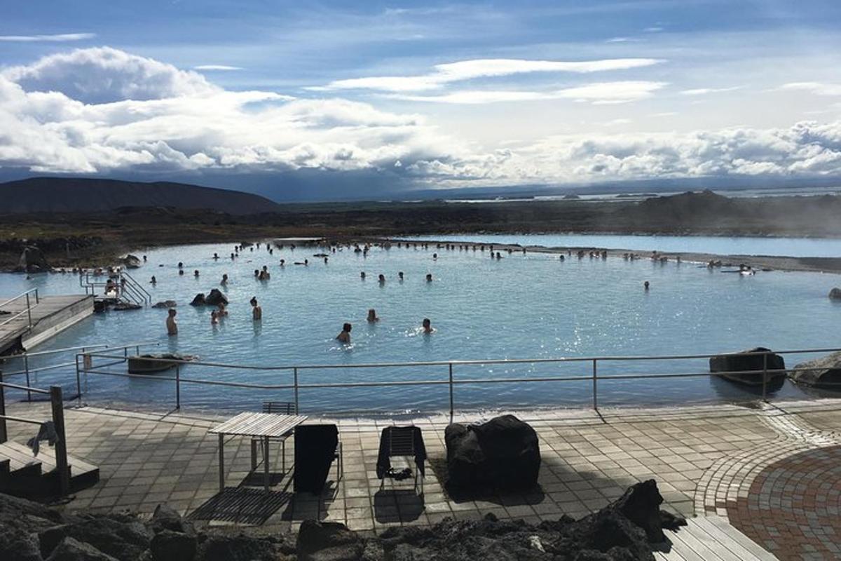 um grupo de pessoas nadando em um lago
