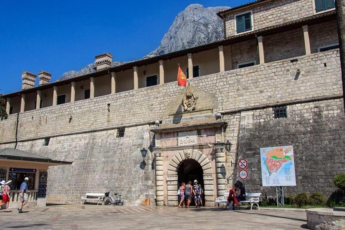 un gruppo di persone in piedi davanti a un edificio