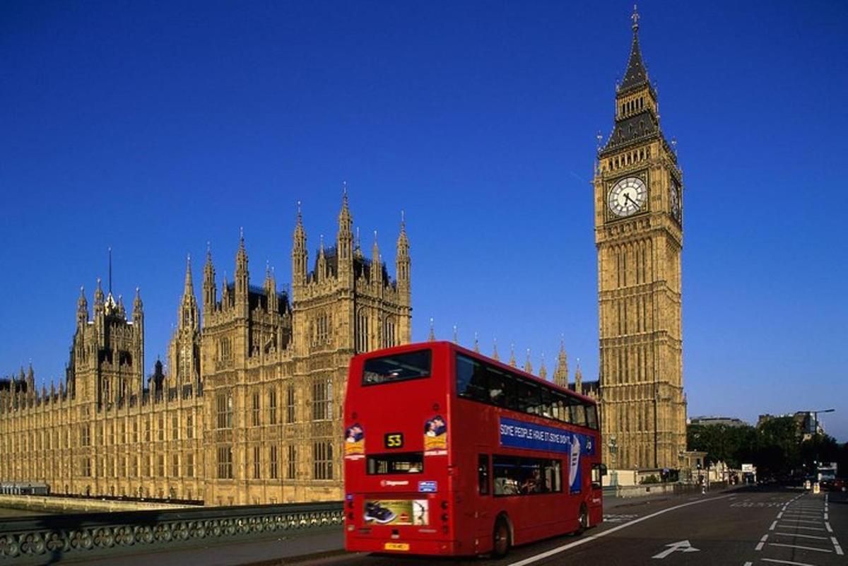 một chiếc xe buýt hai tầng màu đỏ chạy ngang qua tháp đồng hồ big ben
