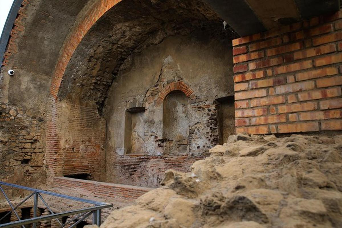 un antic edifici de maó amb una paret de maó