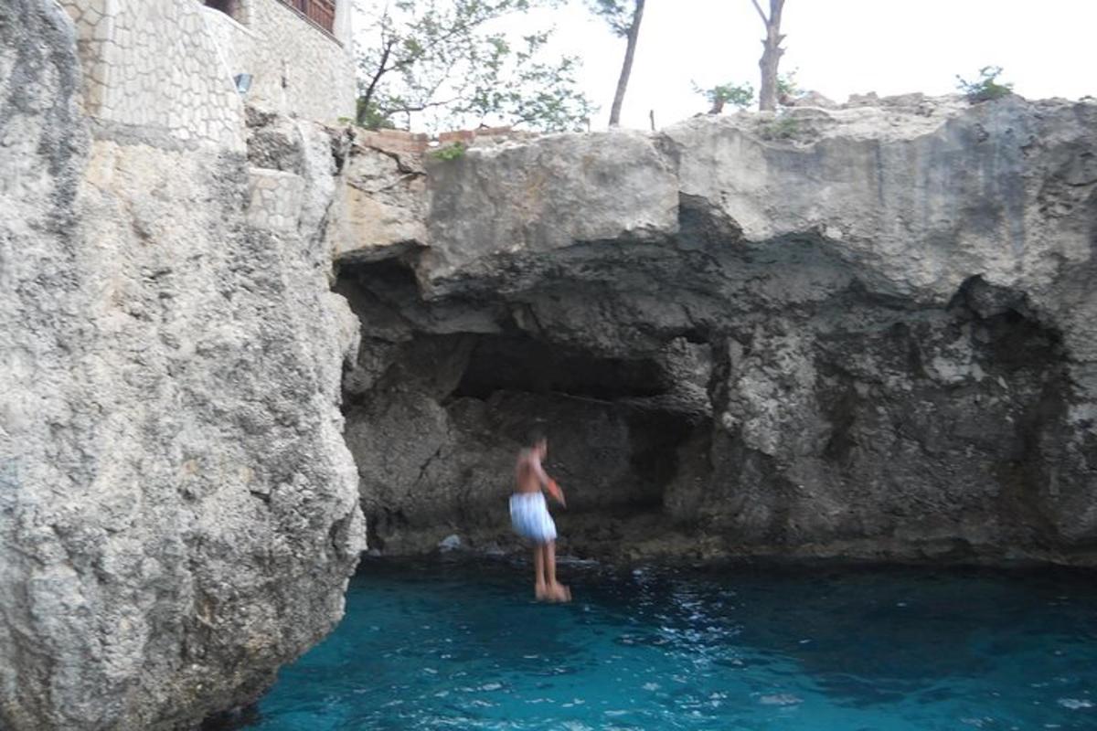 una donna in piedi in una grotta nell'acqua