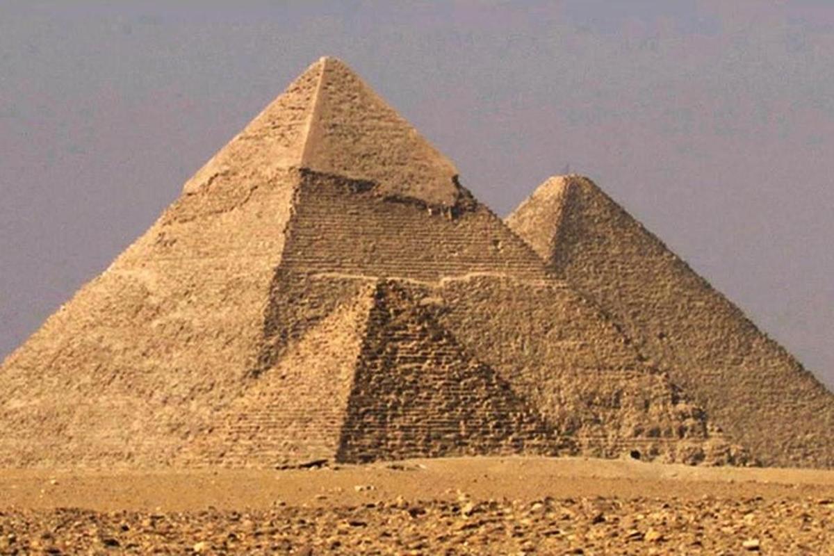 dvě pyramidy uprostřed pouště