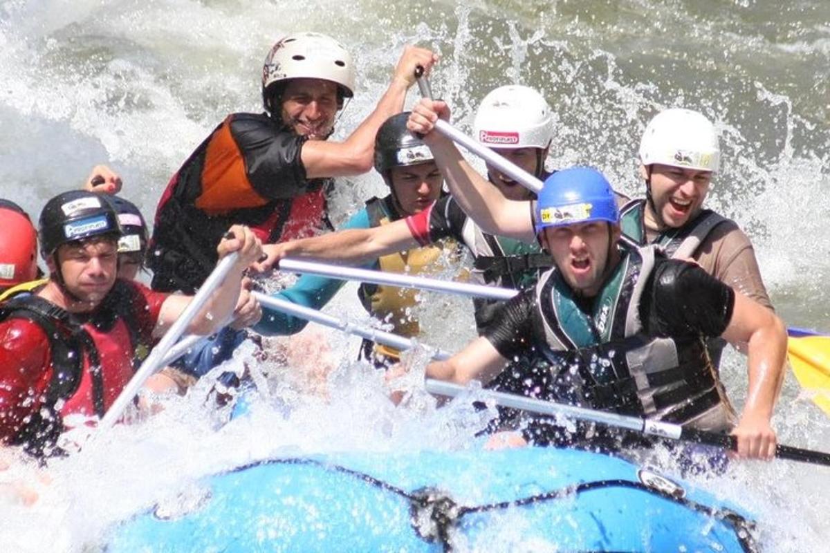 група людей на плоту у воді