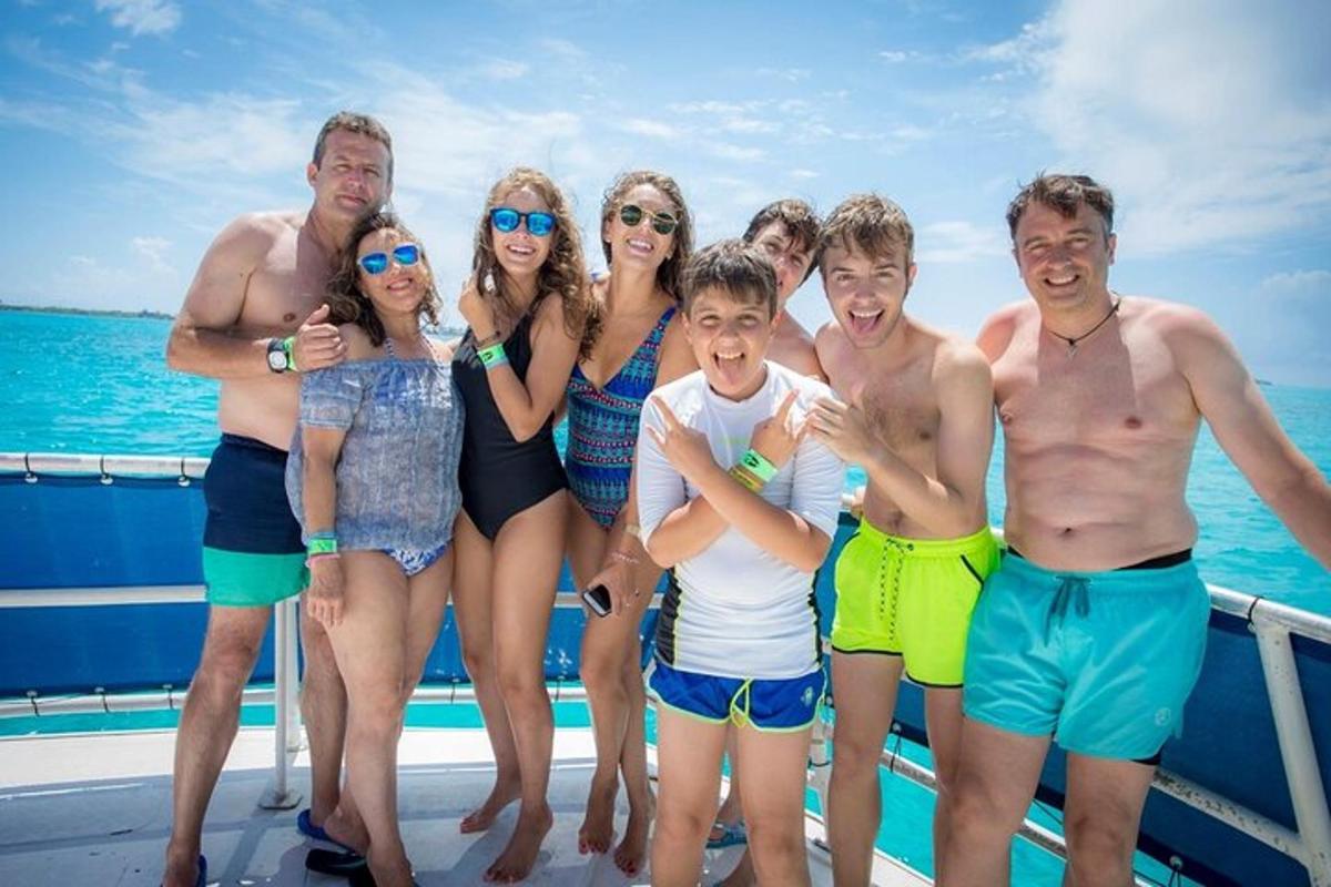 Un grupo de personas posando para una foto en un barco.