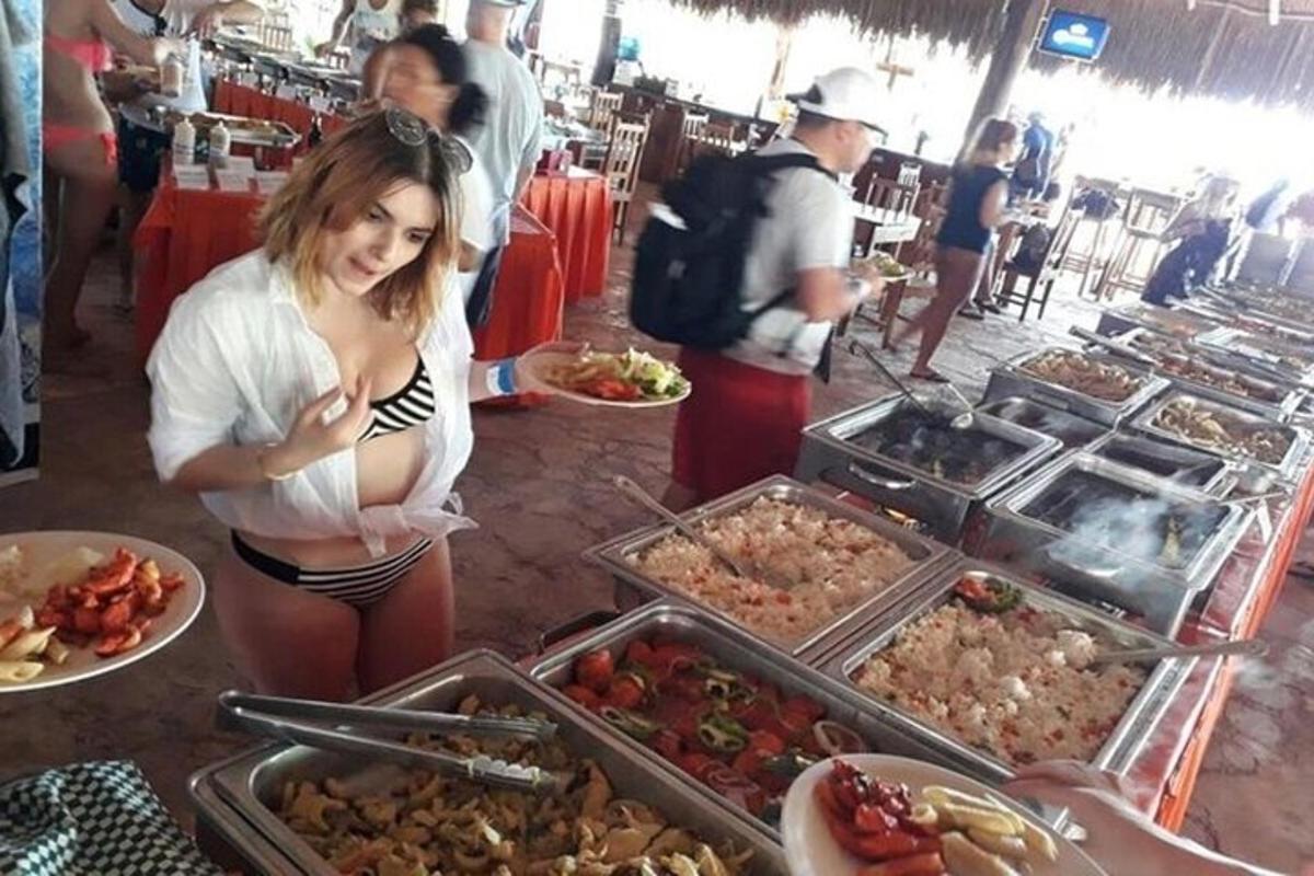 žena stojící před bufetem s jídlem