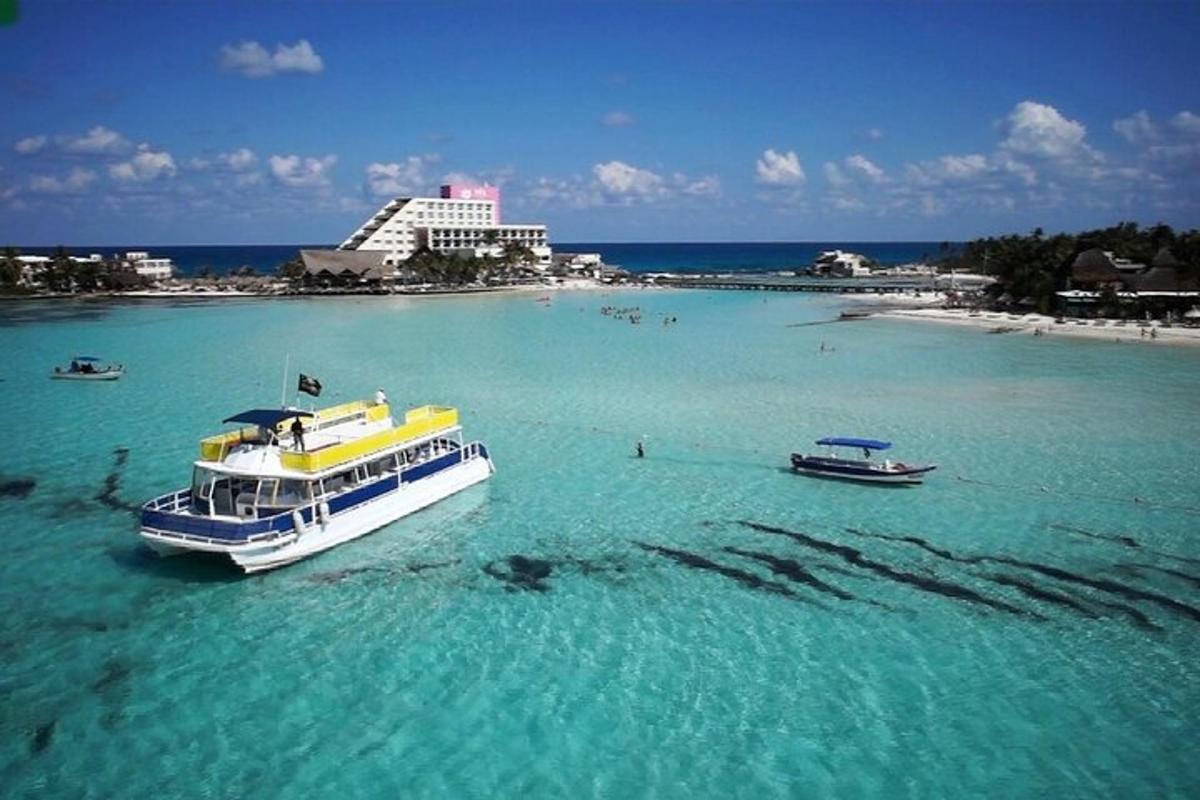 una barca in acqua di fronte a una spiaggia