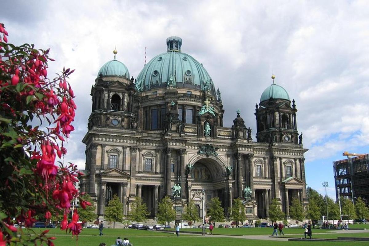 un grande edificio con due cupole in cima