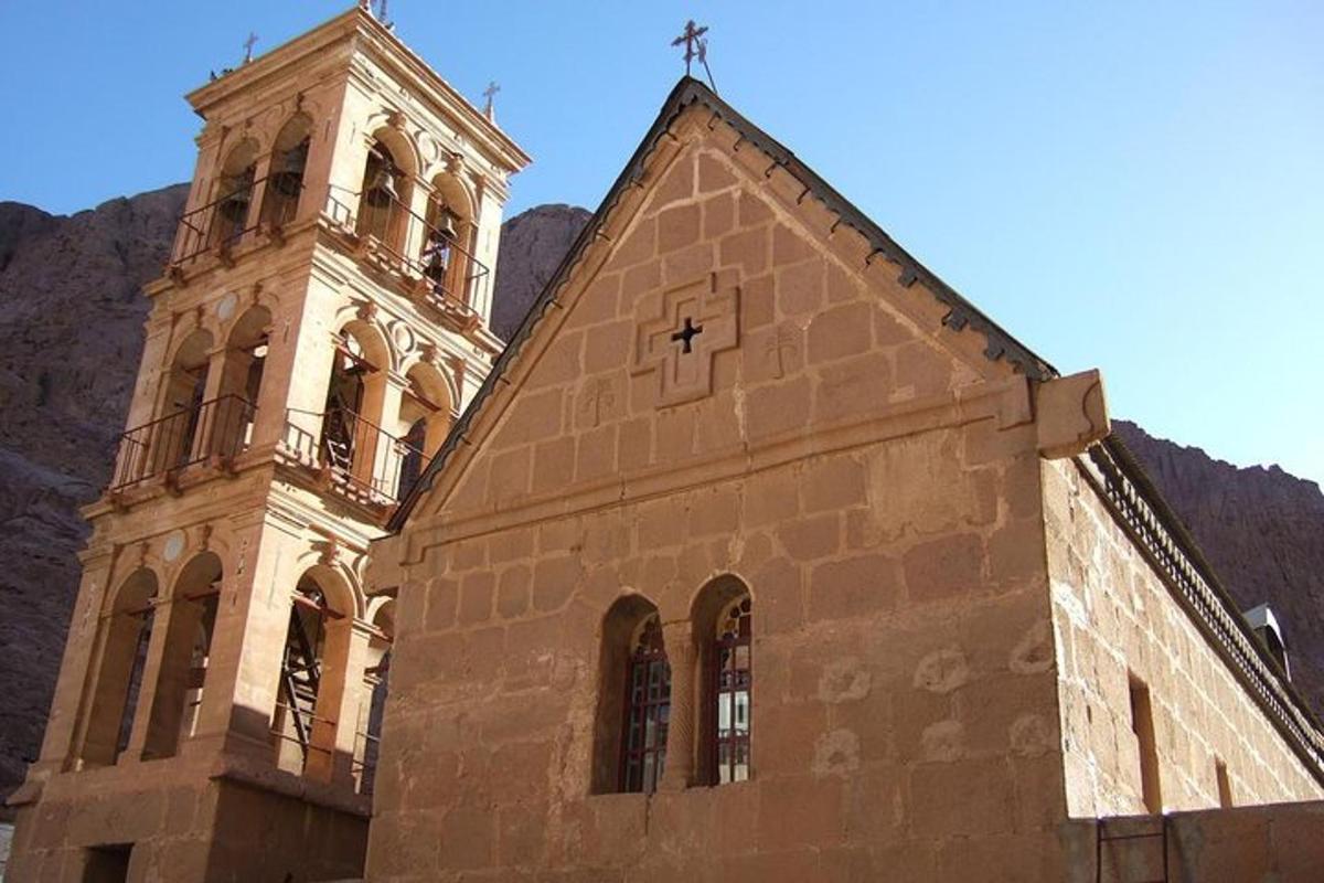 cerkev s križem na vrhu