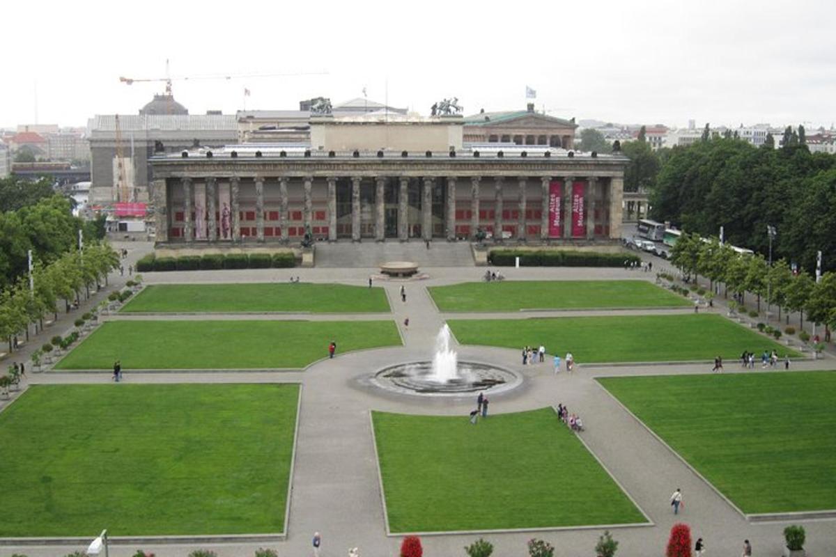 un grande edificio con una fontana di fronte