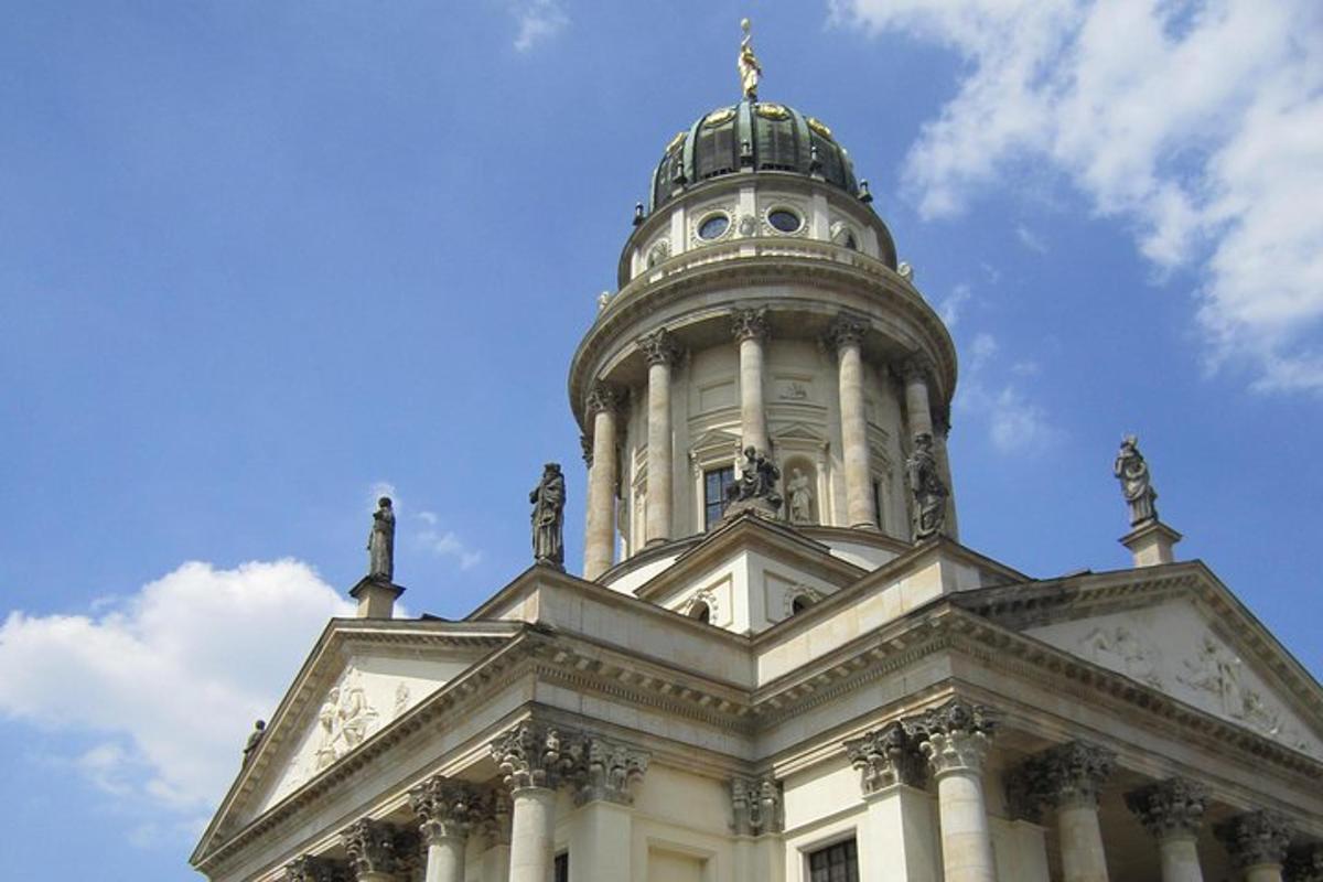 un edificio con una cupola in cima