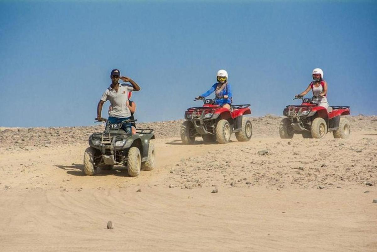 sekumpulan orang menunggang atv dalam tanah