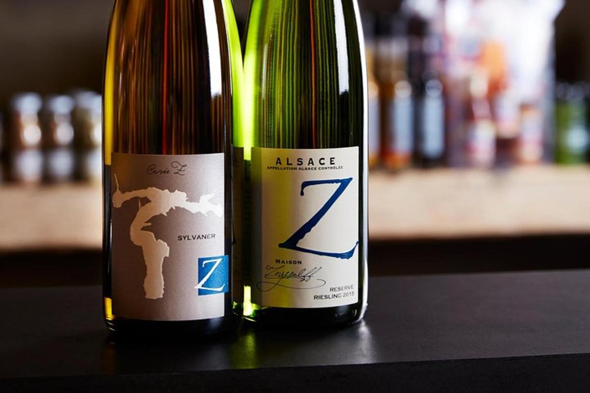 Dos botellas de vino una al lado de la otra