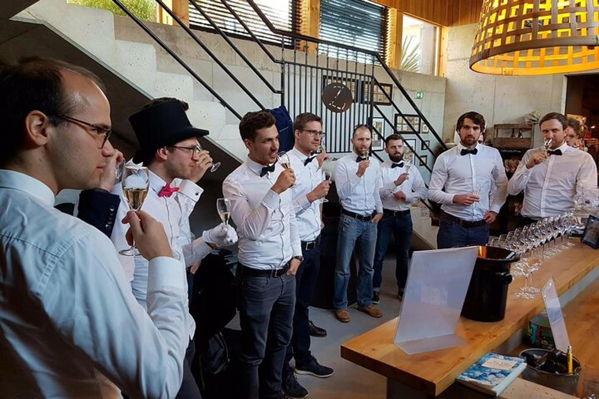 Un grupo de hombres de pie en una habitación sosteniendo copas de vino.