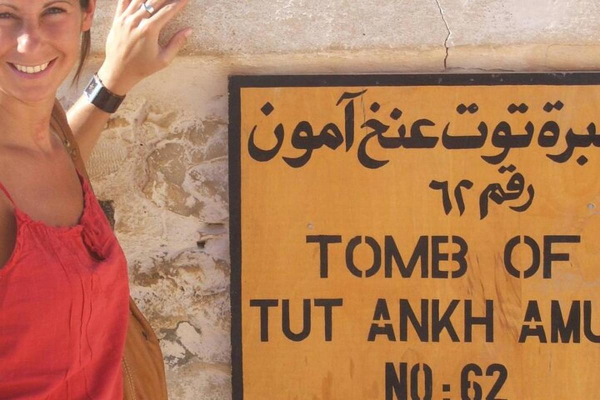 una donna è in piedi davanti a un cartello