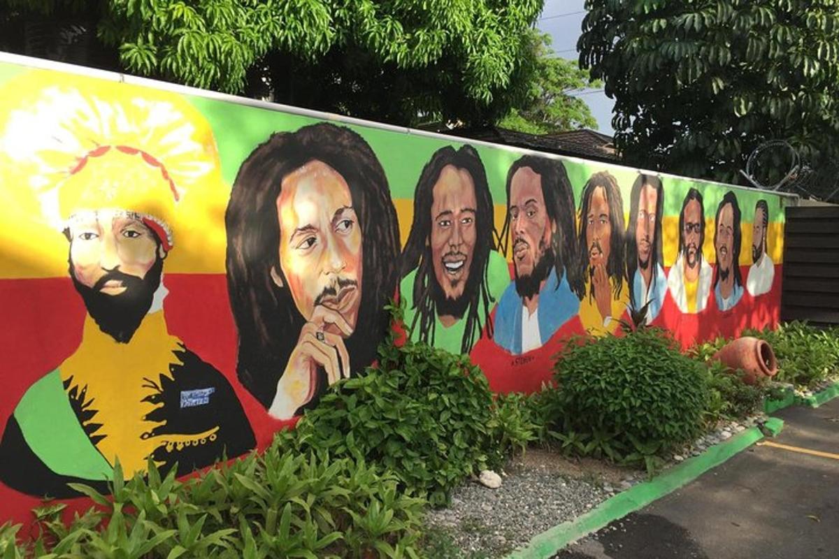 un muro con un grande dipinto di persone sopra