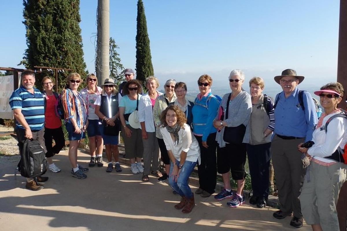 un gruppo di persone che posano per una foto
