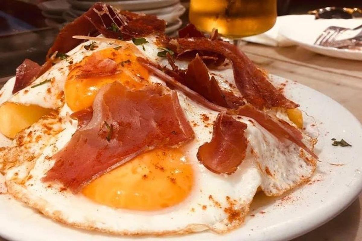 vyprážané vajíčko a slanina na tanieri na stole