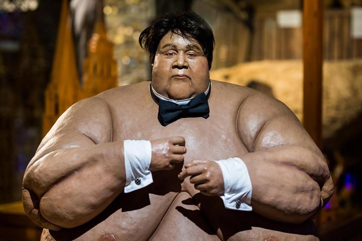 un uomo a torso nudo che indossa un papillon e un papillon