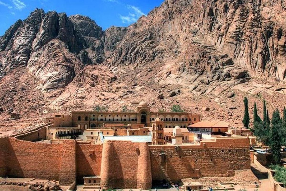مبنى في وسط الجبل