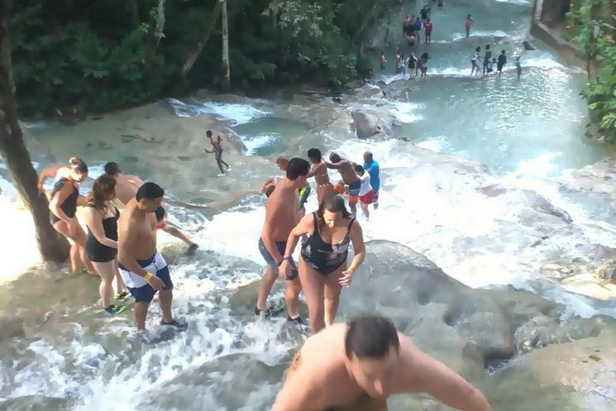 Un grupo de personas de pie en un río