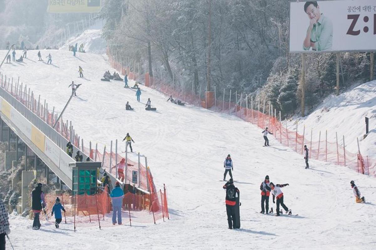 un grup de persones esquiant per un pendent cobert de neu