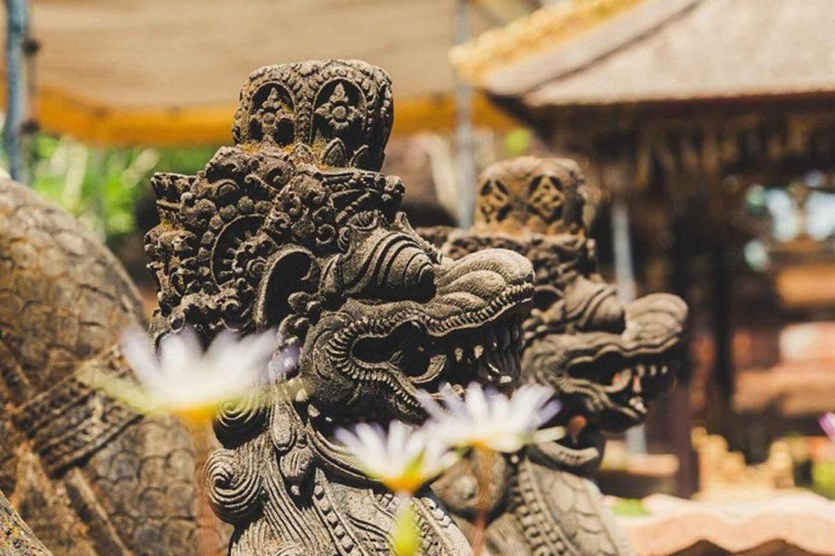 Un par de estatuas de pie junto a algunas flores.