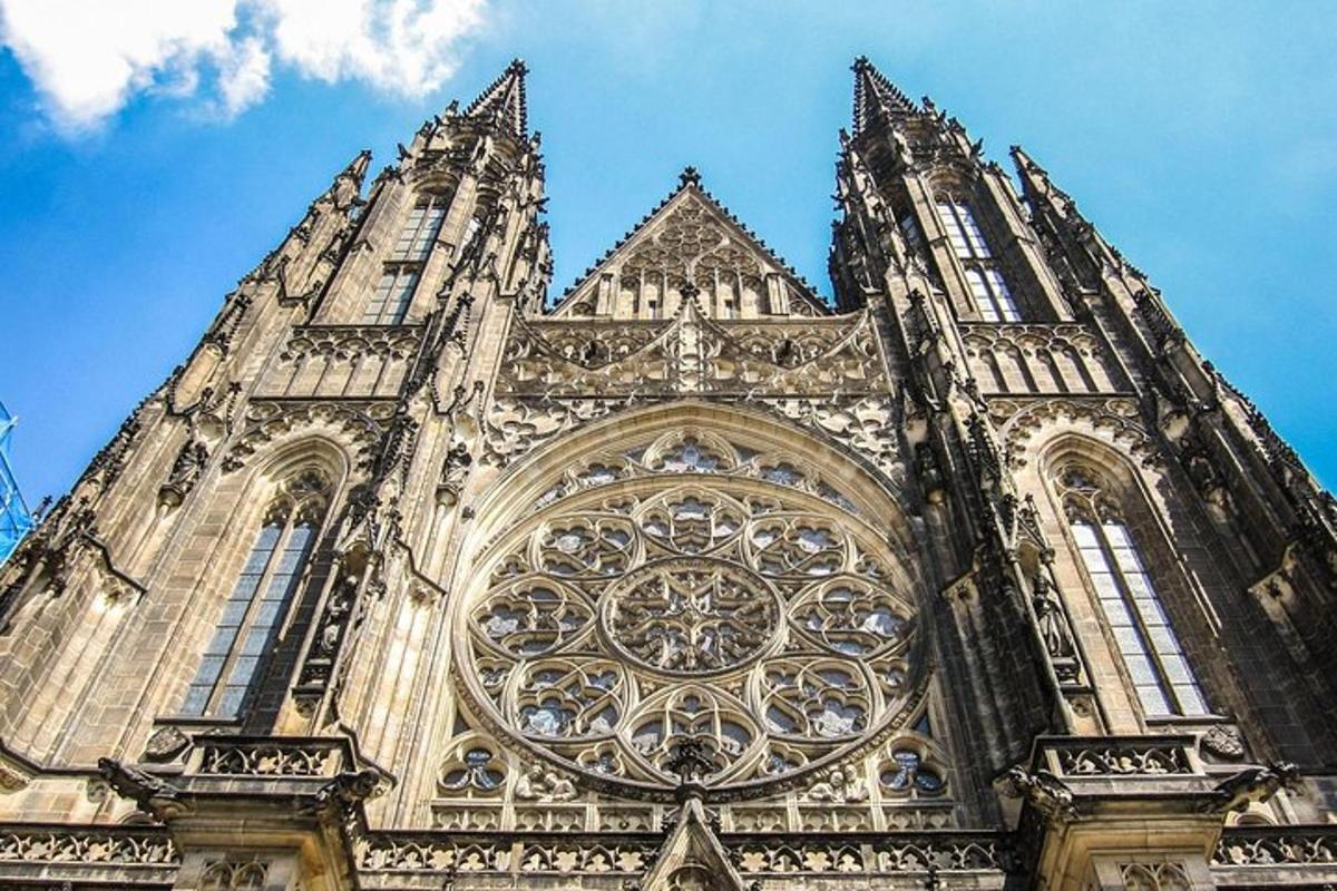 una vista della facciata di una cattedrale