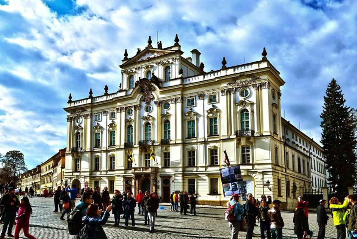 un grande edificio con una folla di persone di fronte