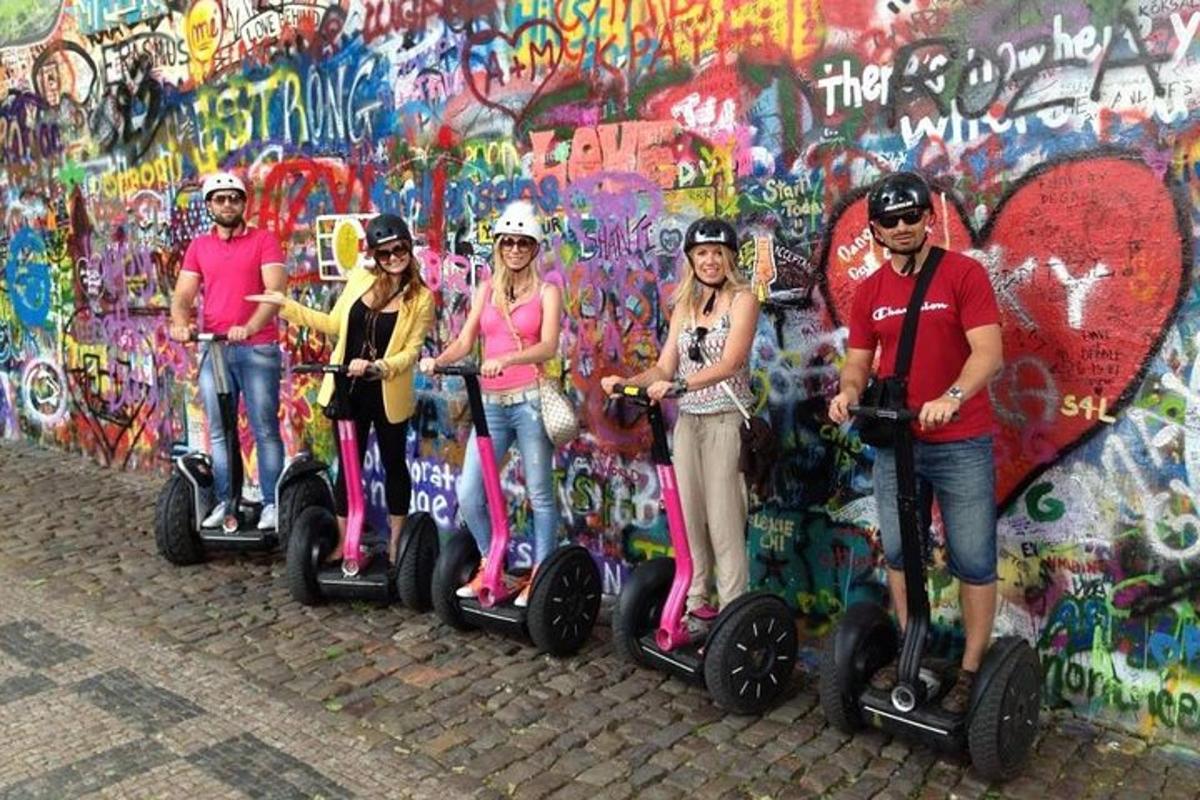 sekumpulan orang menaiki segway di hadapan dinding