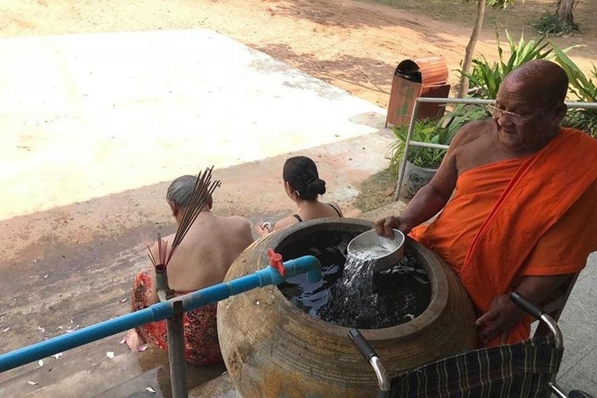 un uomo sta versando acqua in un barile