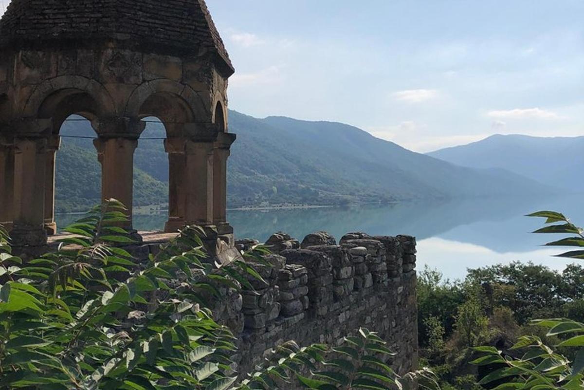 un edificio in pietra con vista su uno specchio d'acqua