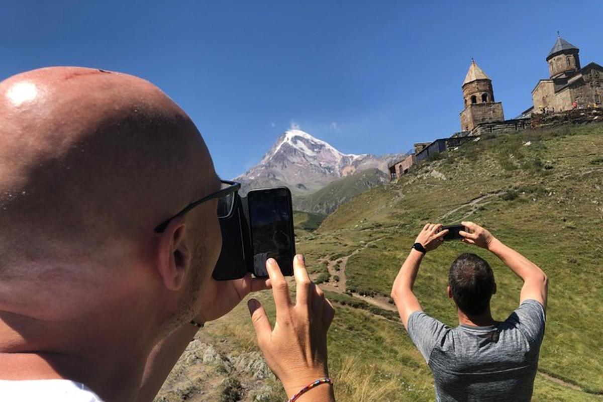 un paio di persone che scattano foto di una montagna
