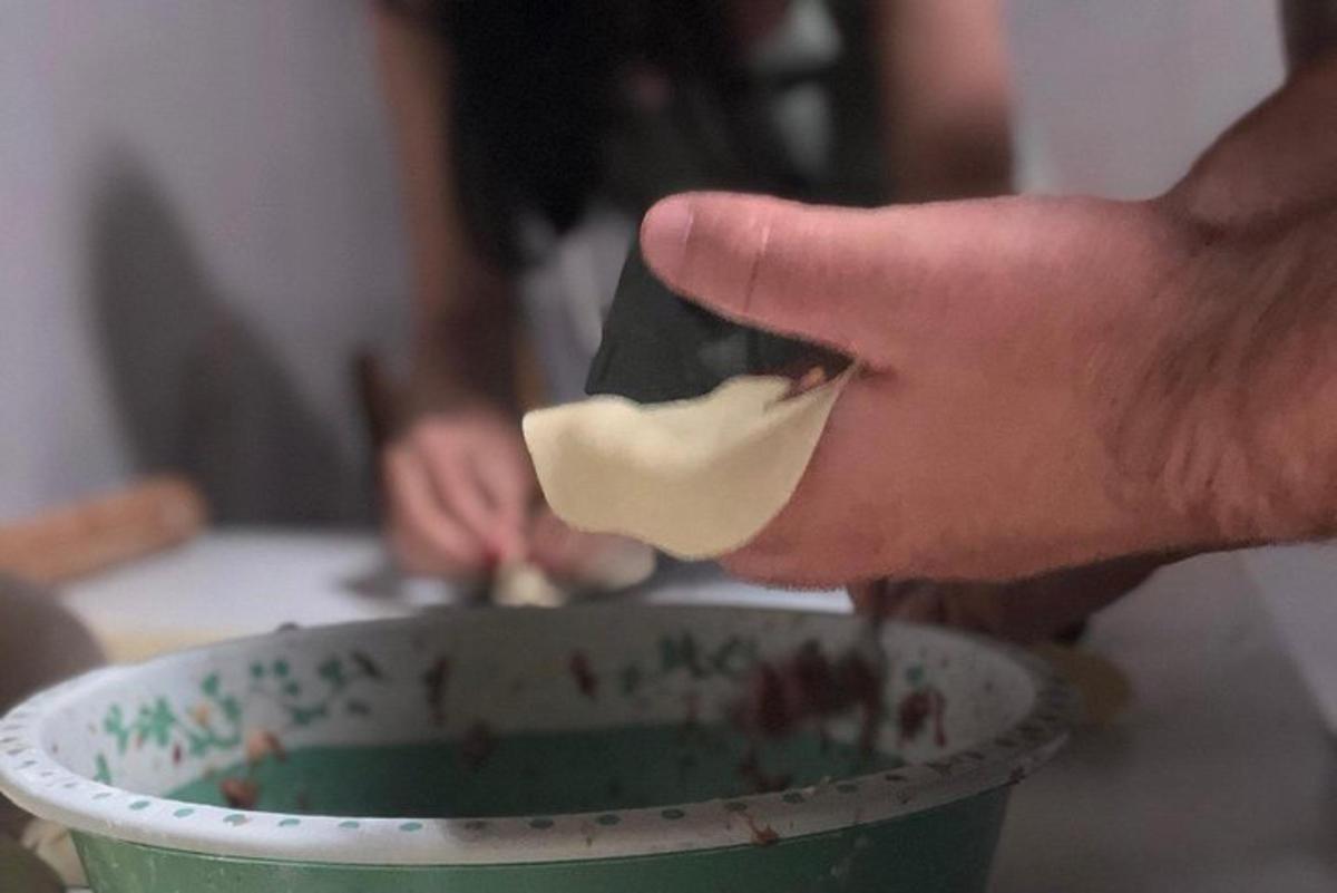 一个人正在碗里搅拌食物