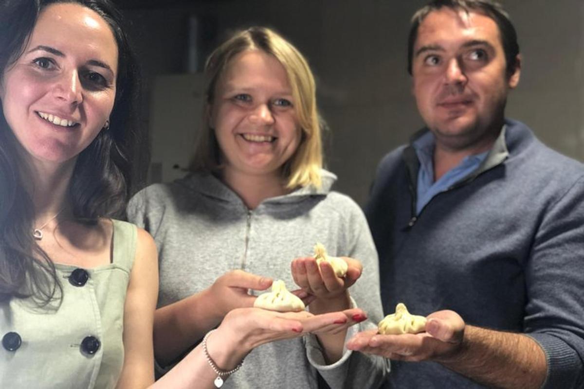 due donne e un uomo che tengono il cibo in mano