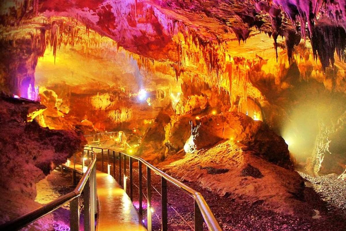 una passerella in una grotta con una scala al suo interno